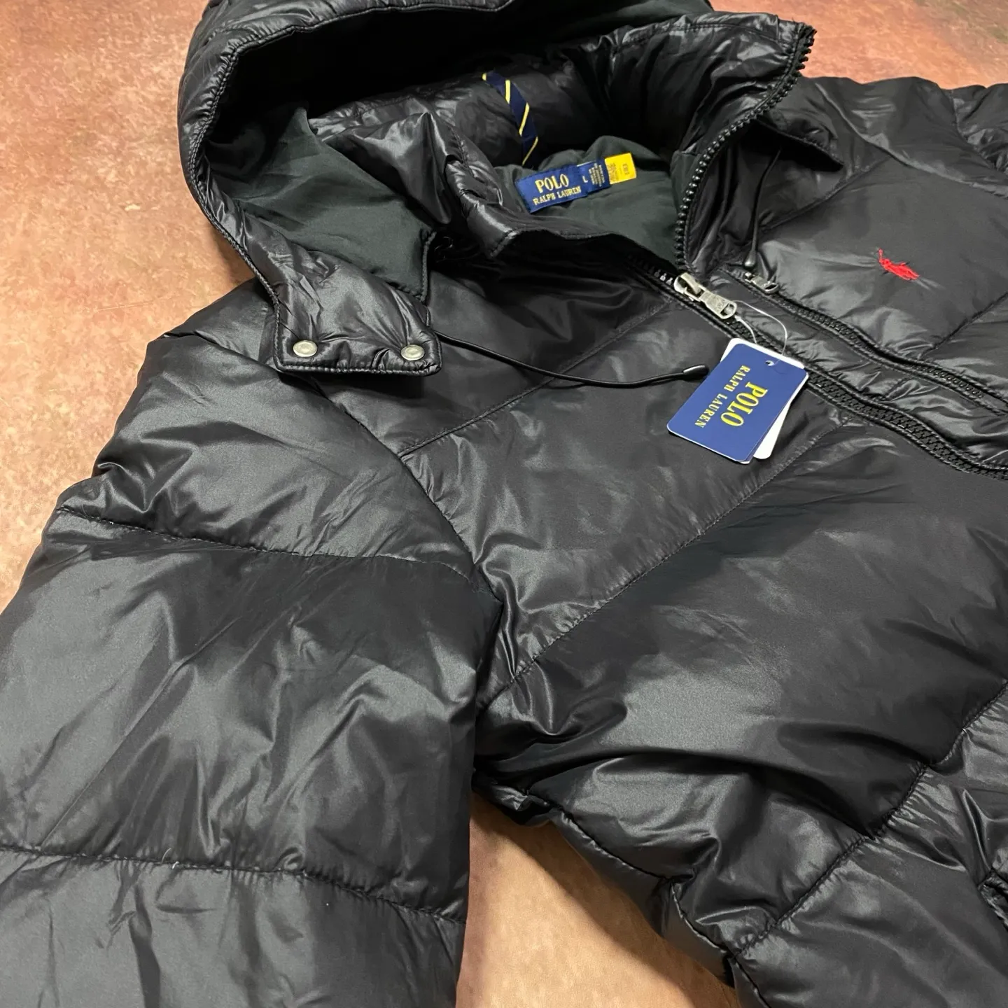 P740 The top version distinguishes currency from the official website for details, scan the QR code to enter the official website] 24SS Winter New Rah Lauren Winter Gorham Down Jacket with Detachable Hood Down Jacket is windproof and waterproof. The same top version as the official website - Color: Black, Navy Blue, Glossy Black - The top version distinguishes market currency - Purchase the original mold to create a full set of customized accessories, details determine success or failure. - ·Comes from the United States, and has a strong American flavor. ·The two brands under his name, by Rah Lauren and Rah Lauren, have created a sales field of high-quality fashion in the world, and continue to carry forward the designer's reputation and the brand's glorious image. - - Accessories: original tag, washed label + electroplated YK zipper logo, customized Laf Loren zipper - full set of accessories - the same style for both men and women, size m-xxl